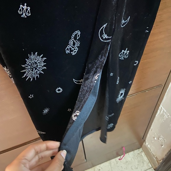 H&M black velvet skirt - Picture 2 of 11